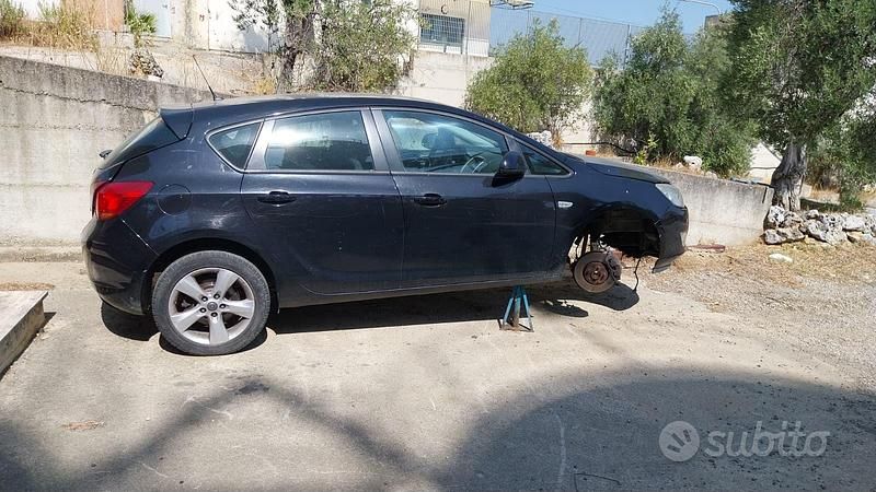 Usata 2010 Opel Astra Tre volumi | 1200 € (Super prezzo) - Immagine 1/4