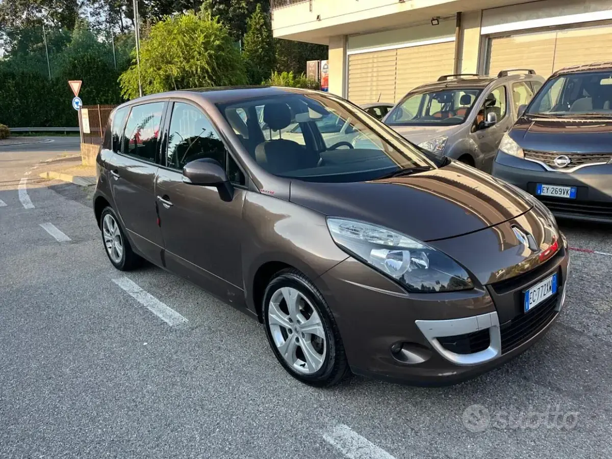 Usata Renault Scénic XMOD 110 CV (80 kW) 2010 Marrone Monovolume