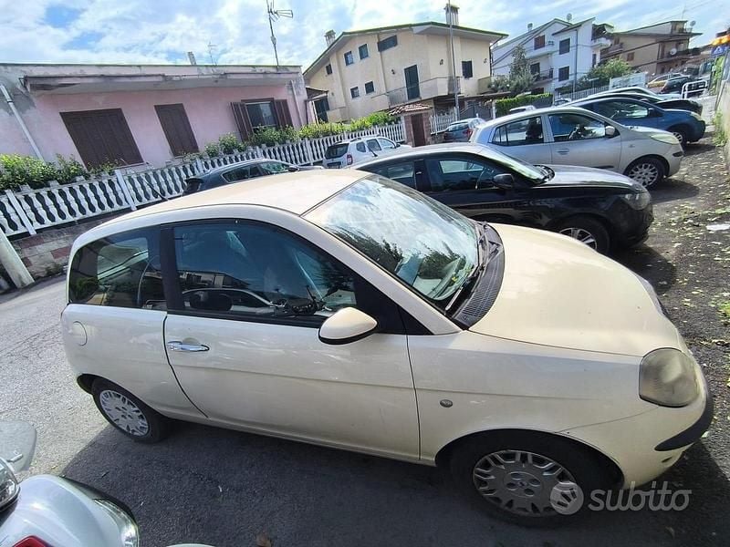 Usata Lancia Ypsilon 80 CV (58 kW) 2004 Giallo Utilitaria