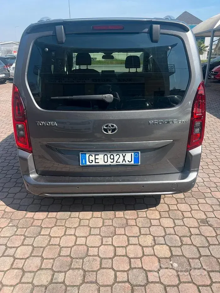 Usata Toyota Proace Verso Executive 131 CV (96 kW) 2021 Grigio Station wagon