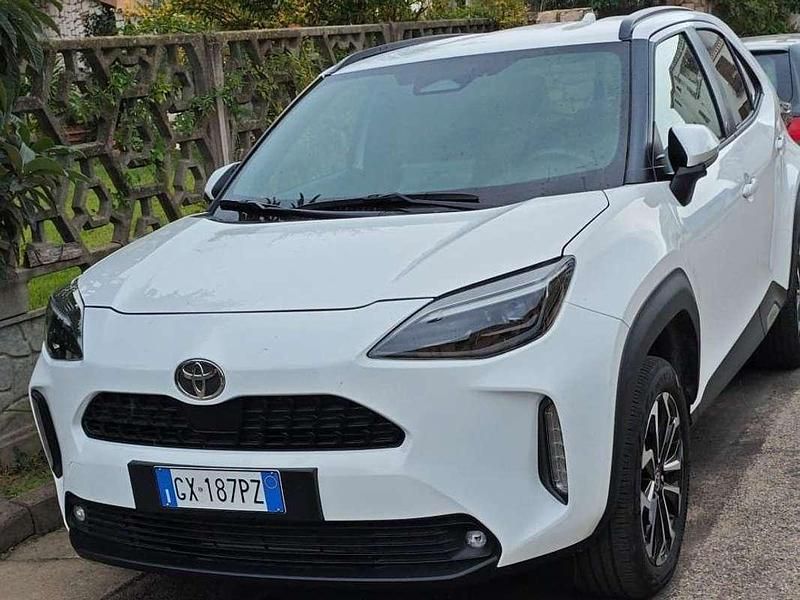 Bianco Usata 2024 Toyota Yaris Cross Trend SUV | 27.000 € (Cara) - Immagine 1/4