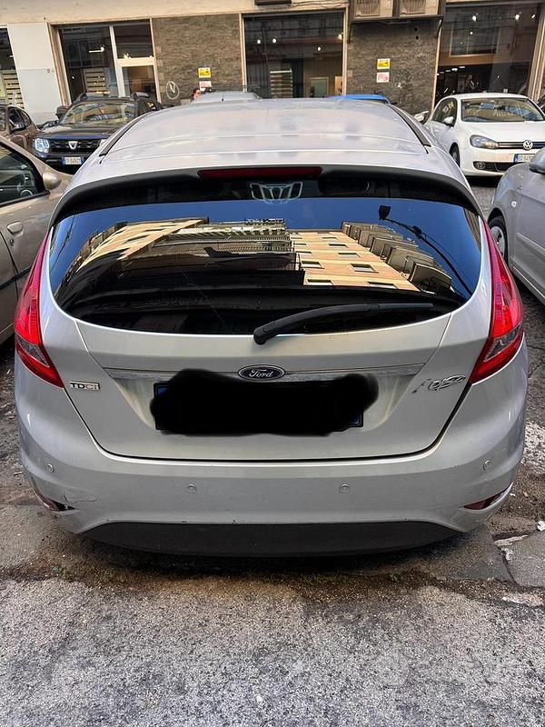 Usata Ford Fiesta 90 CV (66 kW) 2009 Grigio Utilitaria