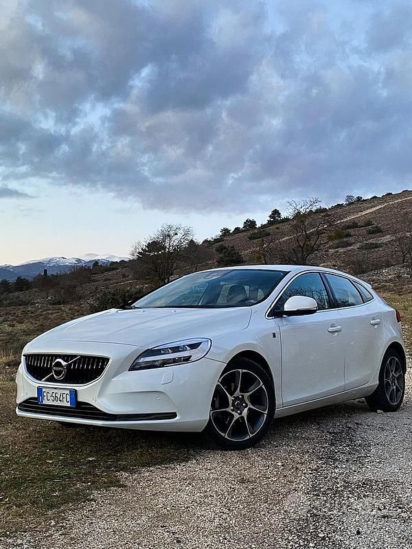 Usata Volvo V40 120 CV (88 kW) 2016 Bianco Station wagon
