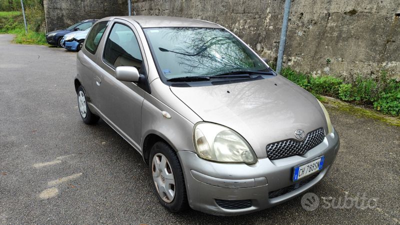 Usata Toyota Yaris 68 CV (50 kW) 2003 Grigio Utilitaria