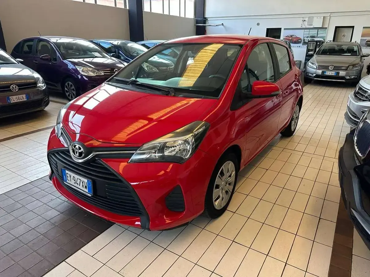 Usata Toyota Yaris Lounge 69 CV (50 kW) 2015 Rosso Utilitaria