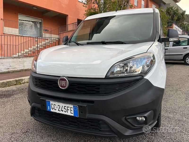 Bianco Usata 2020 Fiat Doblò Lounge Monovolume | 10.600 € (Buon prezzo) - Immagine 1/4