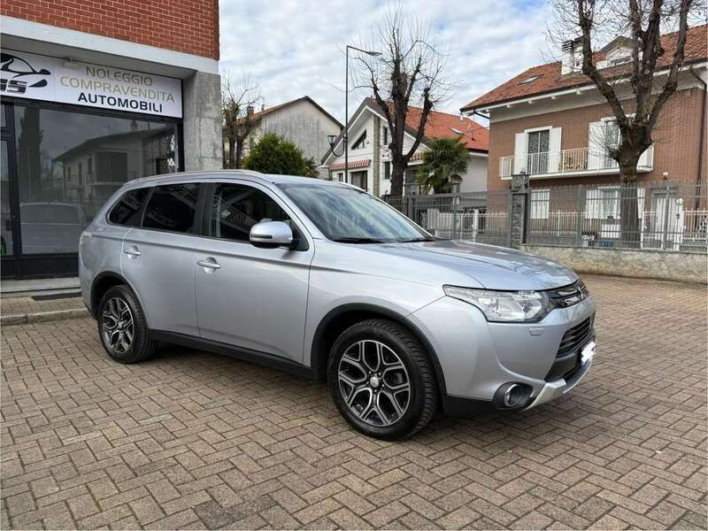 Usata Mitsubishi Outlander Instyle 150 CV (110 kW) 2016 Argento SUV