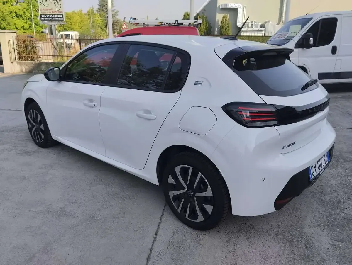 Usata Peugeot 208 Active 56 kW (77 CV) 2024 Bianco banchisa Utilitaria