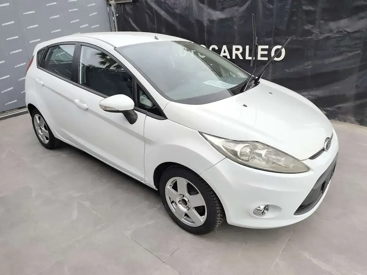 Usata Ford Fiesta Titanium 69 CV (50 kW) 2011 Biano polare Berlina