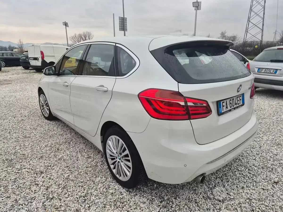 Begagnad BMW 216 Active Tourer Luxury Line 116 HK (85 kW) 2015 Vit Minibuss