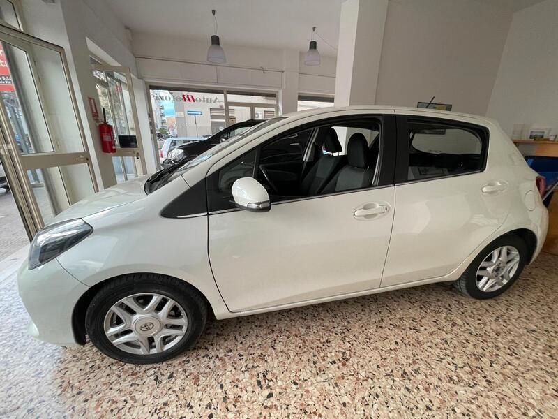 Usata Toyota Yaris Lounge 69 CV (50 kW) 2015 Bianco Berlina