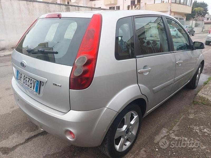 Usata Ford Fiesta 68 CV (50 kW) 2008 Grigio Utilitaria