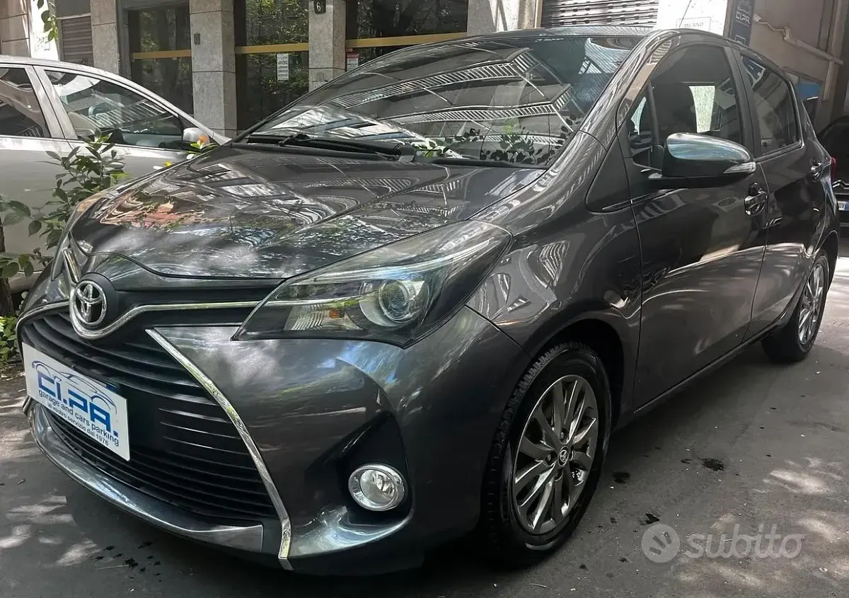 Usata Toyota Yaris Lounge 69 CV (50 kW) 2017 Grigio Berlina