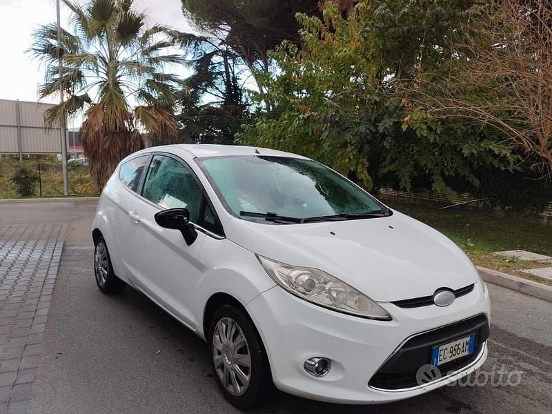 Bianco Usata 2011 Ford Fiesta Berlina | 1600 € (Ottimo prezzo) - Immagine 1/4