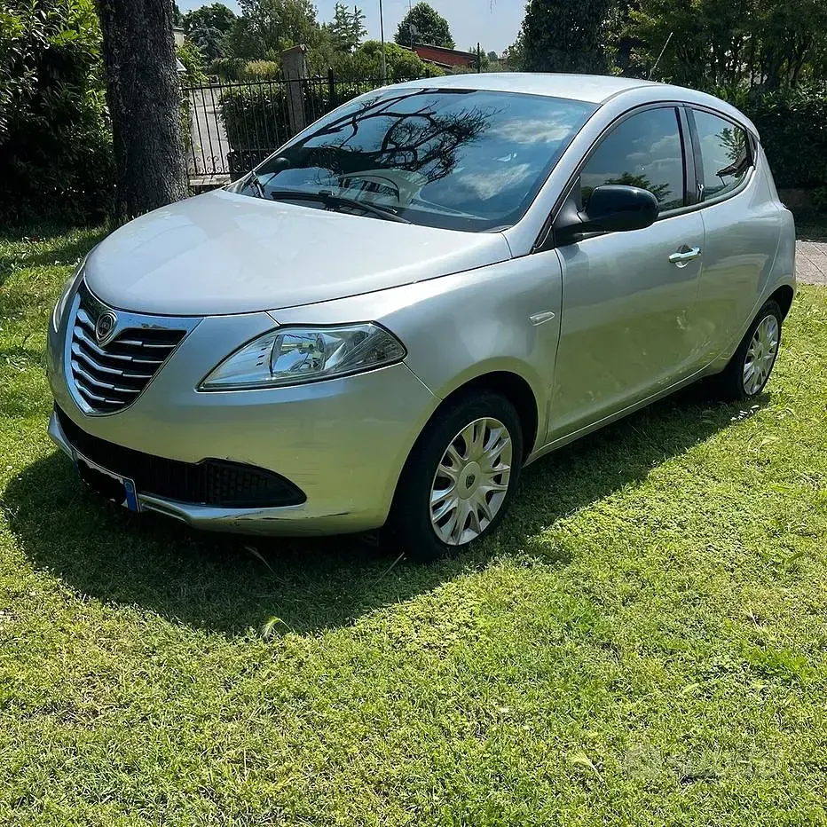 Usata Lancia Ypsilon 69 CV (50 kW) 2013 Grigio Utilitaria