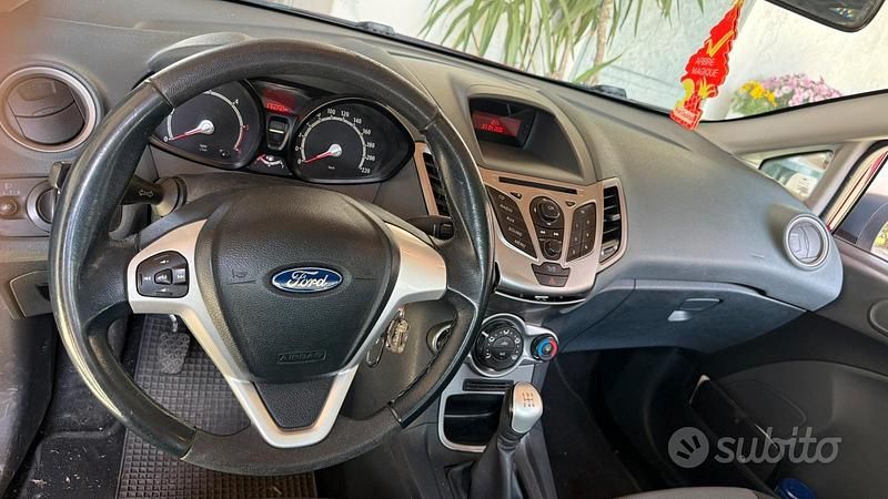 Gebraucht Ford Fiesta Titanium 90 PS (66 kW) 2009 Rot Kleinwagen