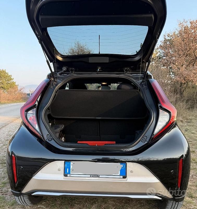 Usata Toyota Aygo X Edition 72 CV (52 kW) 2024 Oro SUV