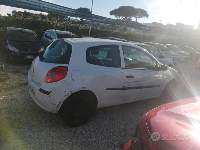 Usata Renault Clio II 105 CV (77 kW) 2006 Bianco Utilitaria