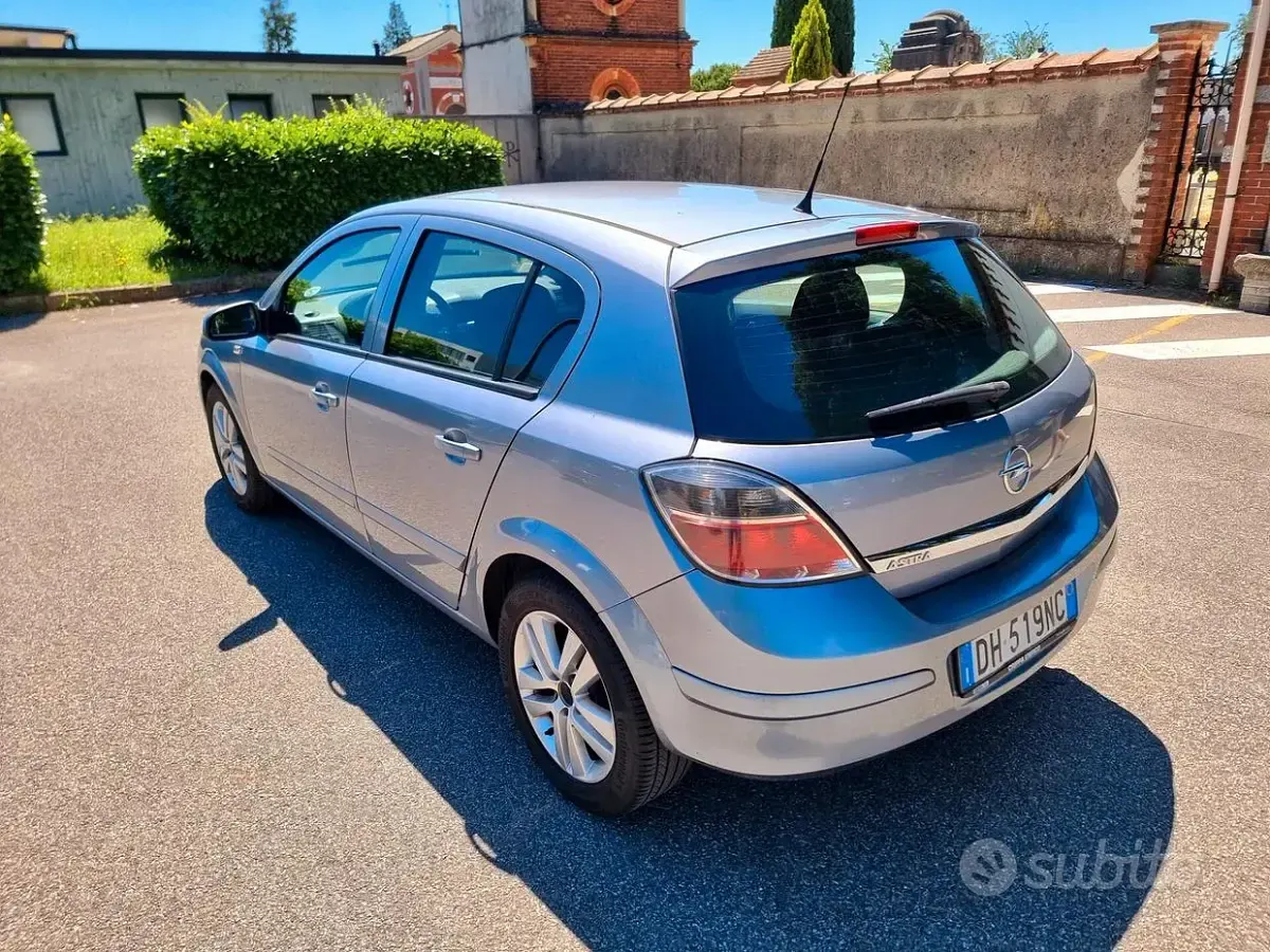 Usata Opel Astra 90 CV (66 kW) 2007 Grigio Berlina