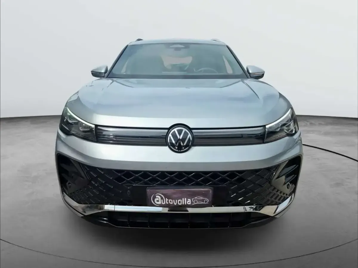Usata VW Tiguan R-line 150 CV (110 kW) 2024 Dolomite silver SUV
