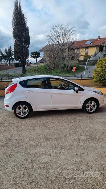 Usata Ford Fiesta 70 CV (51 kW) 2012 Bianco Utilitaria