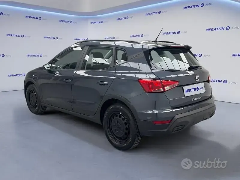 Käytetty Seat Arona Reference 95 HP (69 kW) 2025 Harmaa Katumaasturi