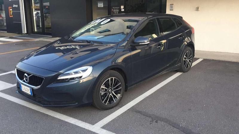 Usata Volvo V40 Momentum 120 CV (88 kW) 2018 Berlina