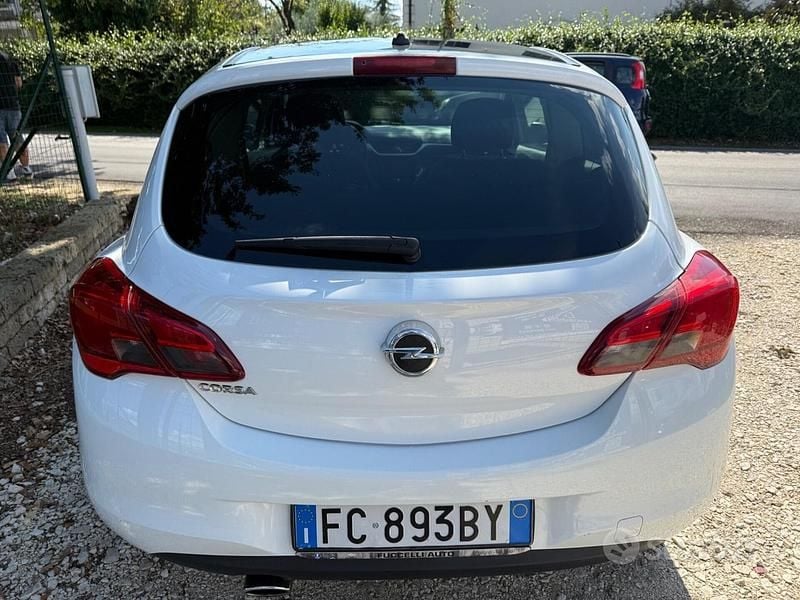 Usado Opel Corsa 90 HP (66 kW) 2016 Preto Coupé