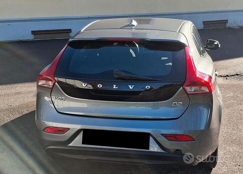 Usata Volvo V40 Momentum 2018 Grigio Berlina