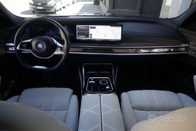 Usata BMW i7 135 kW (184 CV) 2023 Blu scuro Berlina
