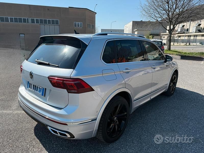 Usata VW Tiguan R-line 190 CV (139 kW) 2023 Argento SUV