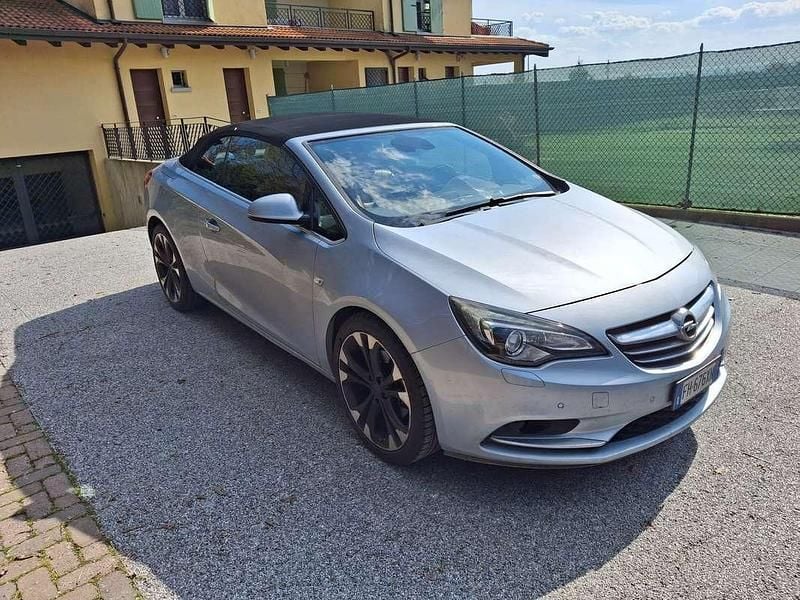 Usado Opel Cascada Cosmo 170 CV (125 kW) 2016 Azul Descapotable
