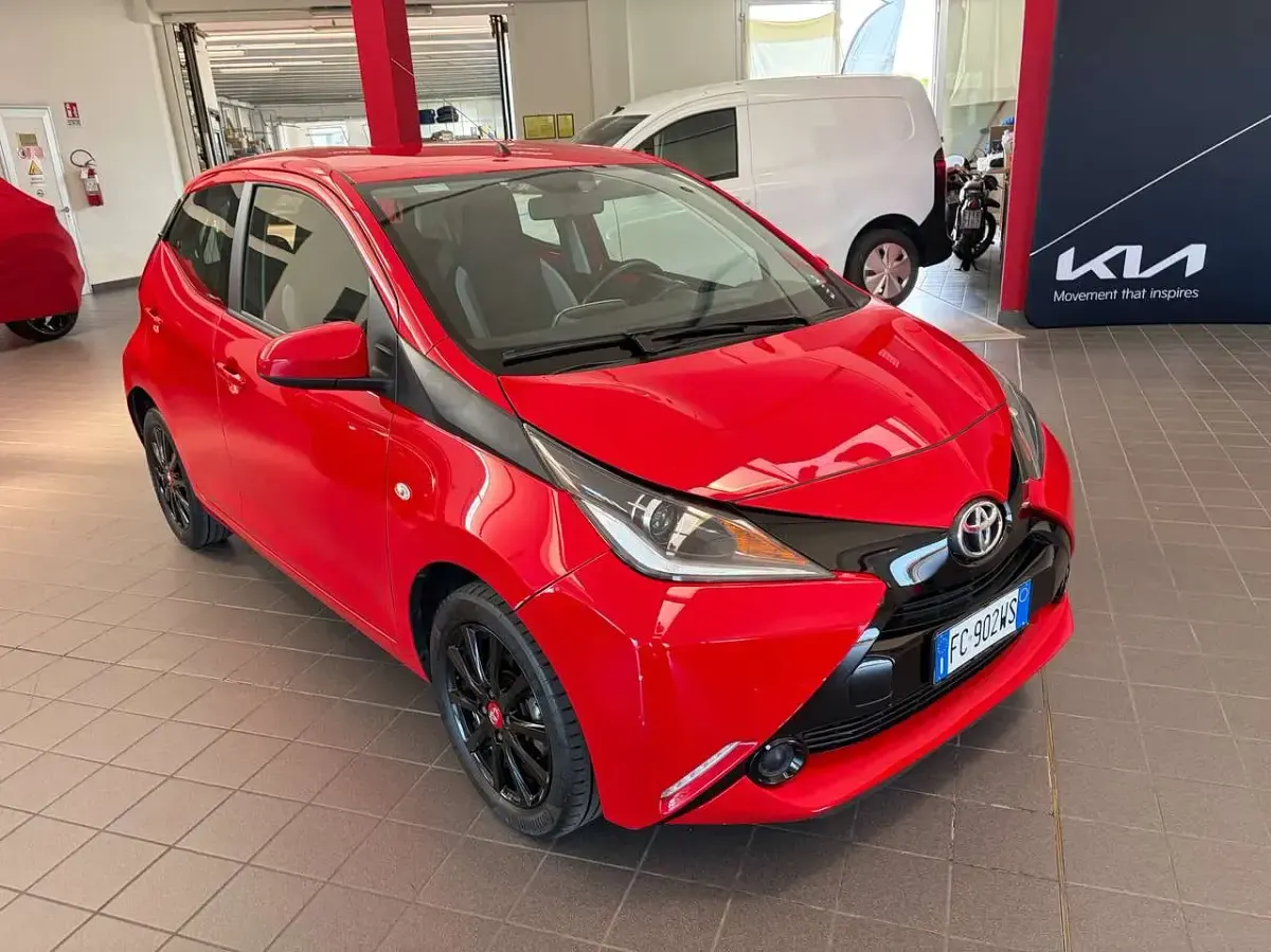 Usata Toyota Aygo Cool 69 CV (50 kW) 2016 Rosso Utilitaria