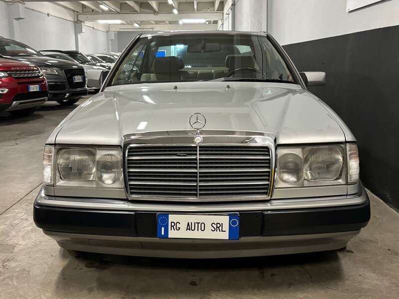 Usata Mercedes E300 188 CV (138 kW) 1989 Argento Coupé
