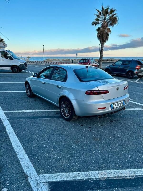 Usata 2011 Alfa Romeo 159 Distinctive Tre volumi | 6500 € (Cara) - Immagine 1/4