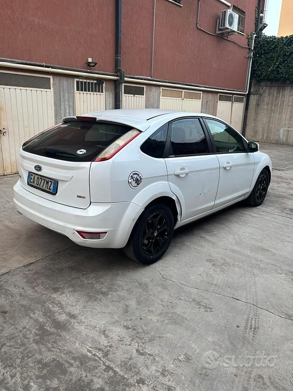 Usata Ford Focus Titanium 90 CV (66 kW) 2010 Bianco Berlina