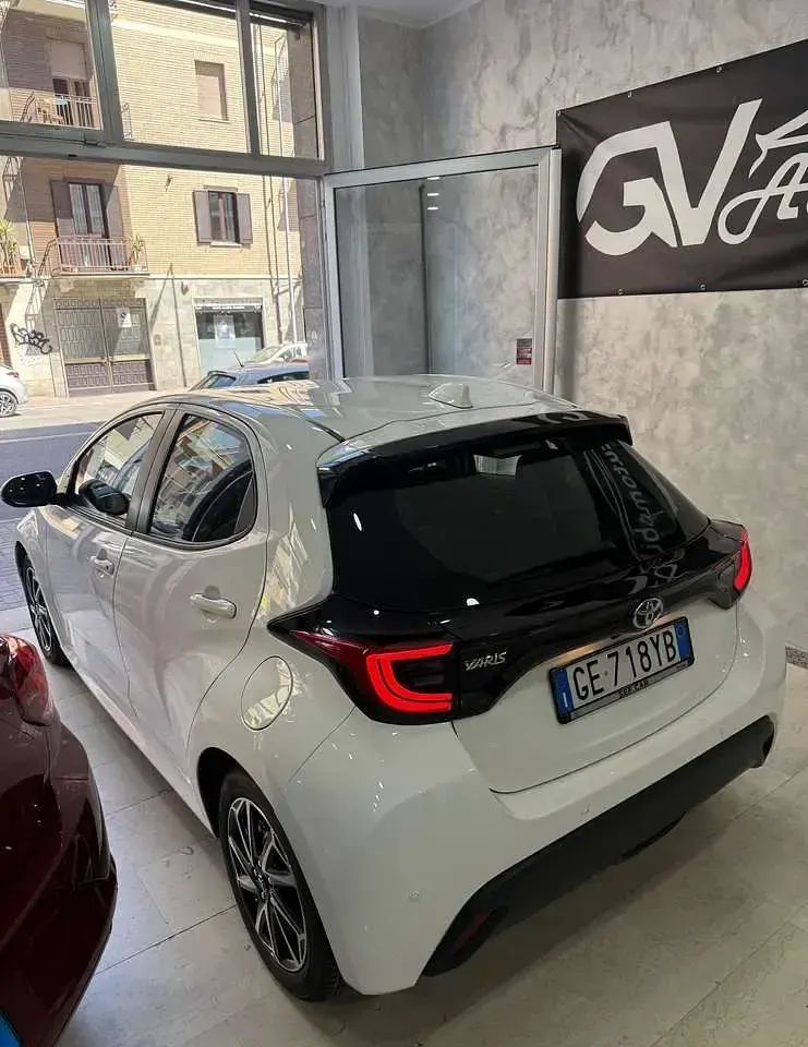 Usata Toyota Yaris Hybrid Lounge 92 CV (67 kW) 2021 Other Berlina