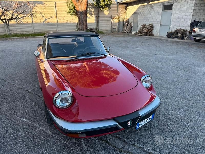 Usata Alfa Romeo Spider 109 CV (80 kW) 1988 Rosso Cabrio