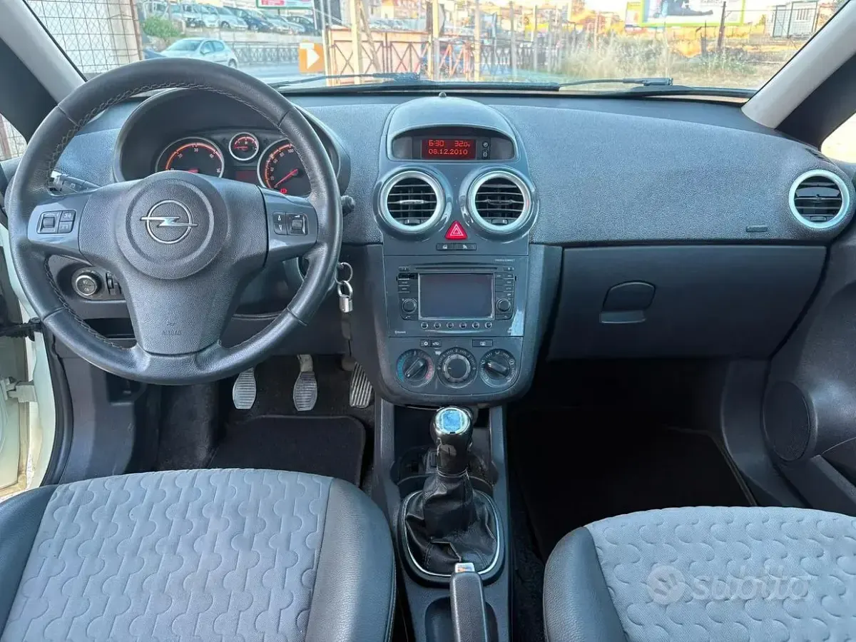Usata Opel Corsa Cosmo 95 CV (69 kW) 2011 Bianco Utilitaria