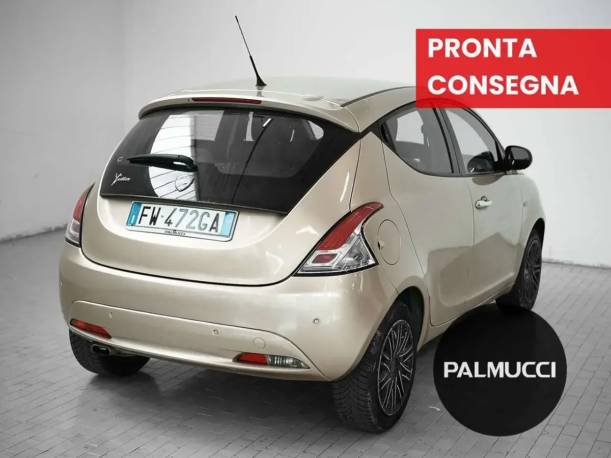 Usata Lancia Ypsilon Gold 69 CV (50 kW) 2018 Oro Utilitaria