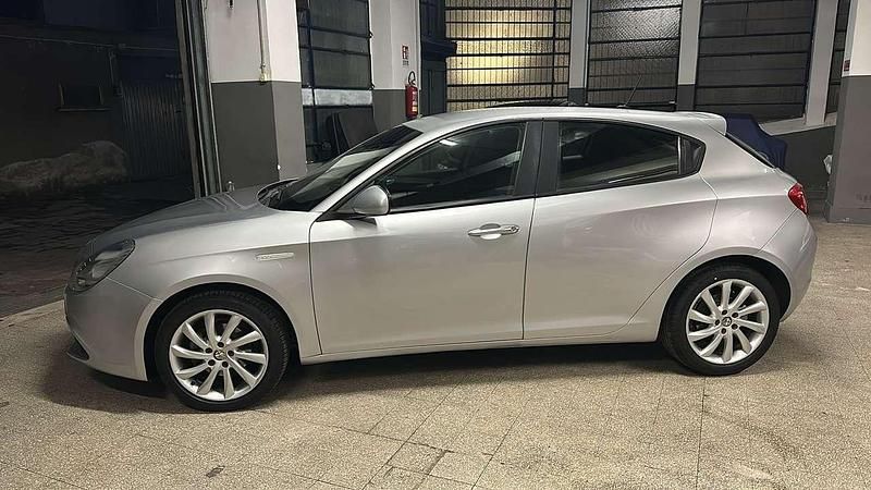Argento Usata 2011 Alfa Romeo Giulietta Distinctive Tre volumi | 5500 € (Buon prezzo) - Immagine 1/4