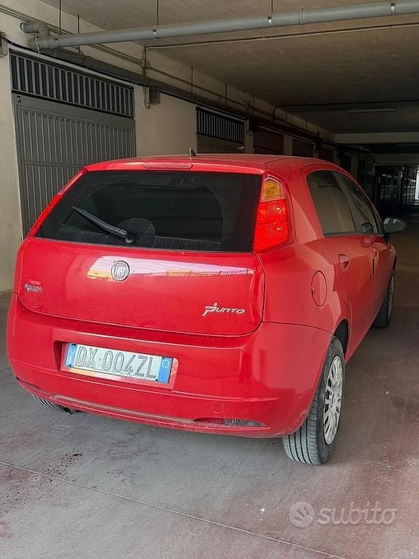 Begagnad Fiat Punto 77 HK (56 kW) 2009 Röd Sedan