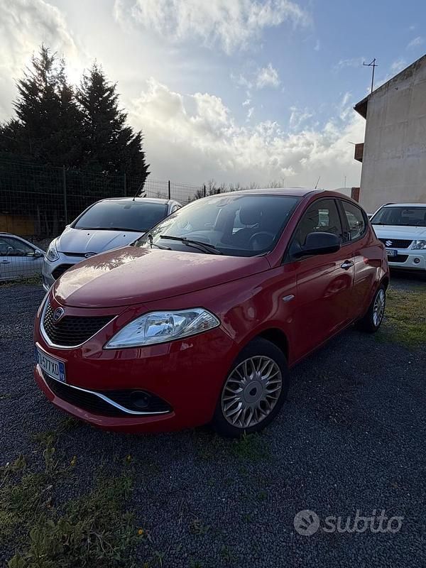 Usata Lancia Ypsilon Platinum 69 CV (50 kW) 2016 Rosso Utilitaria