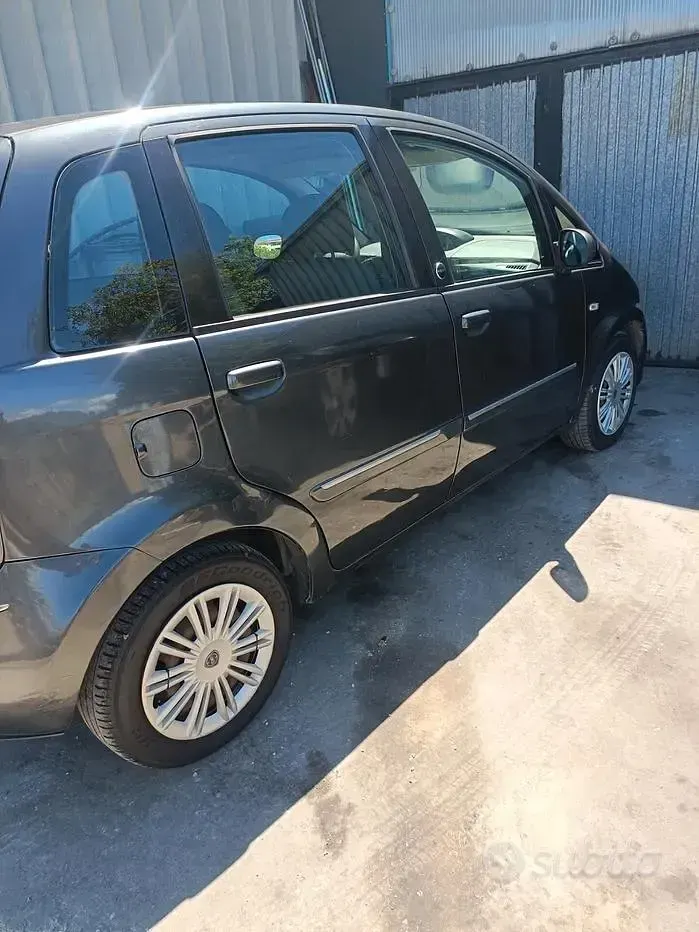 Usata Lancia Musa 77 CV (56 kW) 2011 Grigio Monovolume