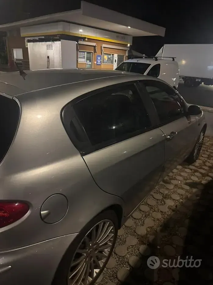 Usata Alfa Romeo 147 116 CV (85 kW) 2004 Grigio Utilitaria