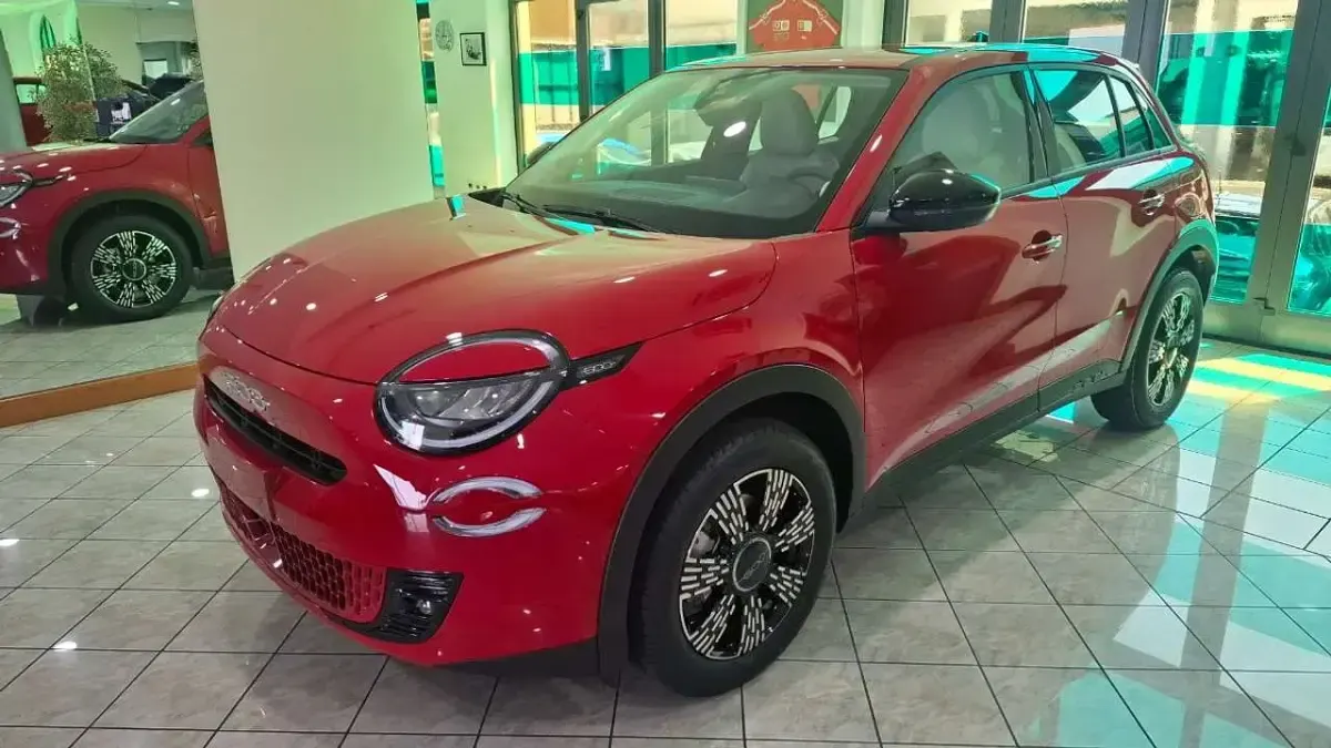 Nuova Fiat 600 Icon 136 CV (100 kW) 2026 Rosso SUV