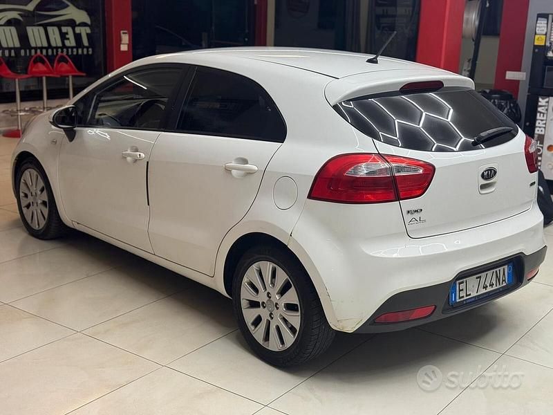 Usata Kia Rio EX 90 CV (66 kW) 2012 Bianco Berlina