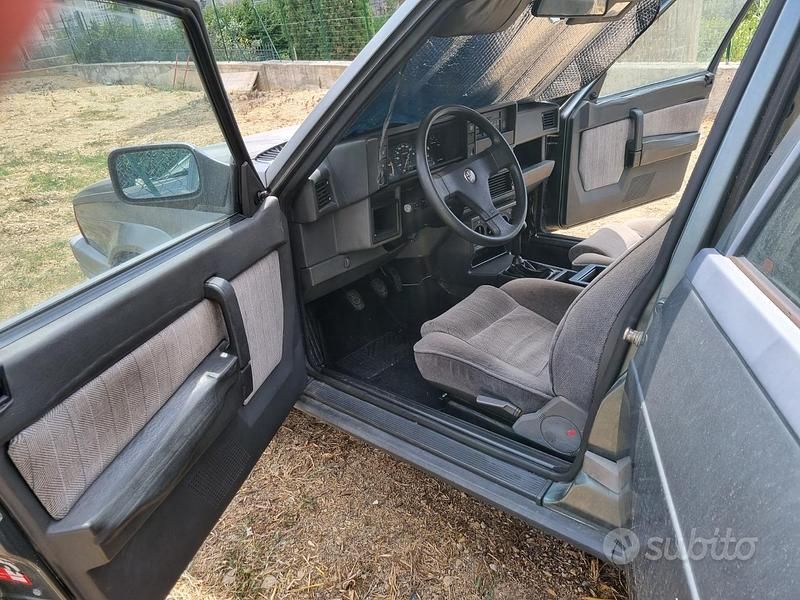 Usata Alfa Romeo 75 120 CV (88 kW) 1989 Grigio Berlina