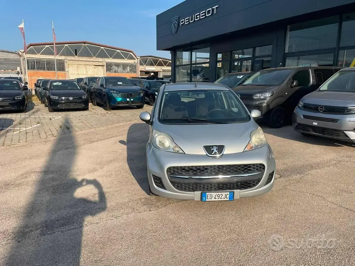 Usata Peugeot 107 68 CV (50 kW) 2010 Grigio Utilitaria
