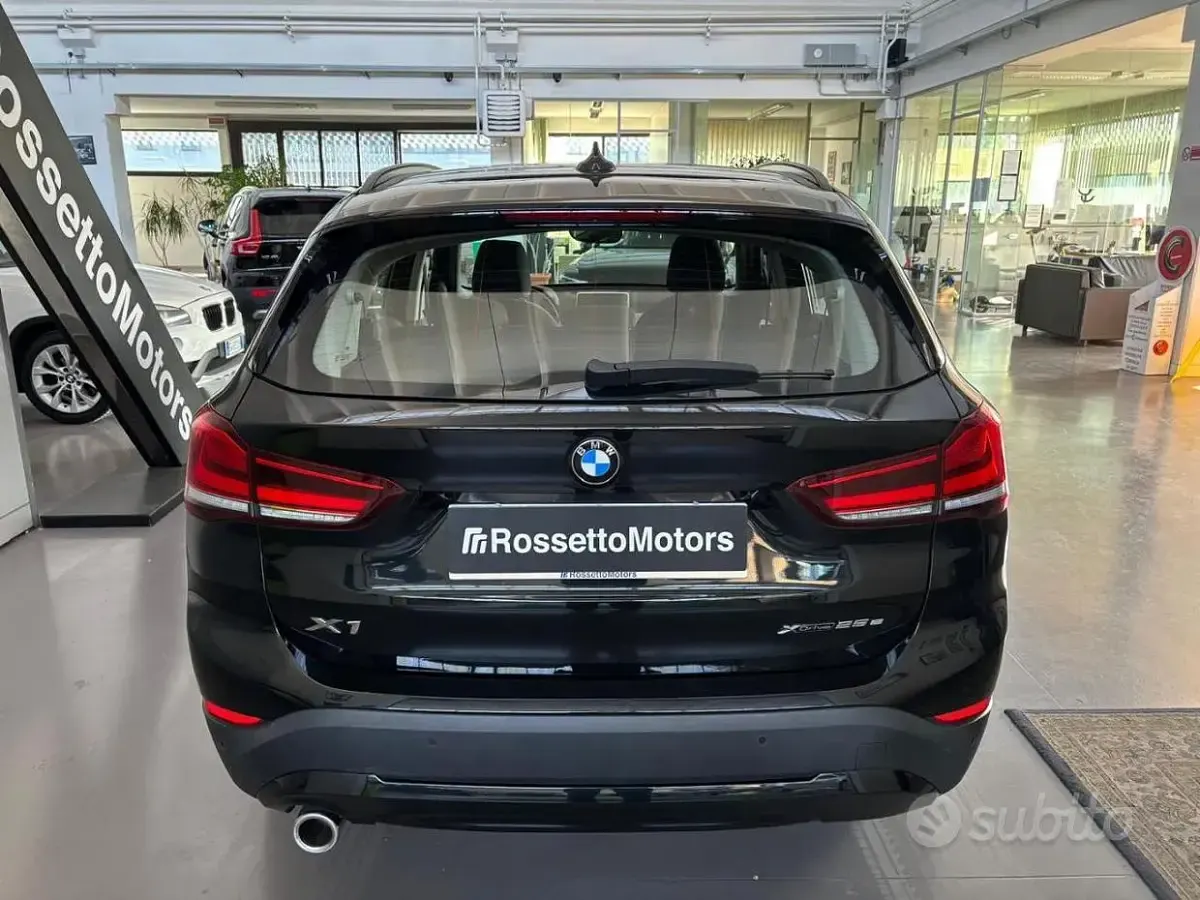Käytetty BMW X1 Advantage 125 HP (91 kW) 2021 Musta Katumaasturi